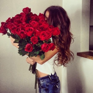 Girl-holding-red-roses